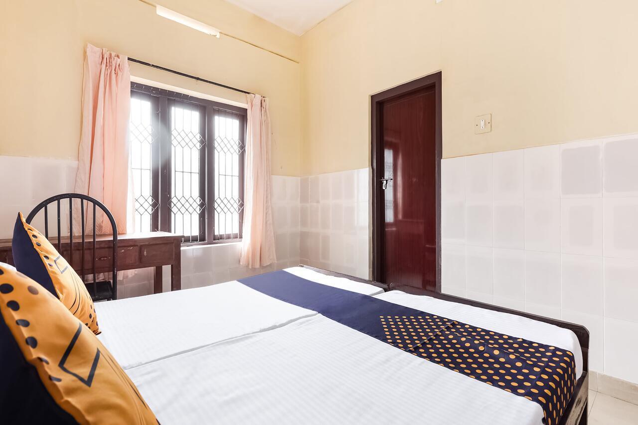Spot On 60665 Royal Tourist Home Valancheri Ngoại thất bức ảnh