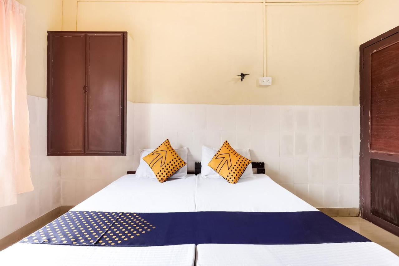Spot On 60665 Royal Tourist Home Valancheri Ngoại thất bức ảnh