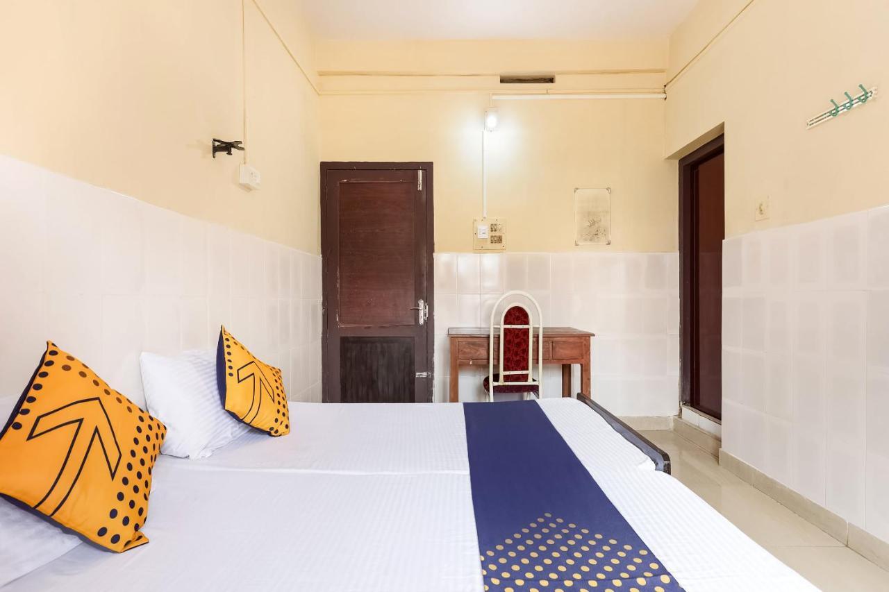 Spot On 60665 Royal Tourist Home Valancheri Ngoại thất bức ảnh